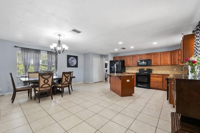 320 Boger Blvd S, Lakeland, FL 33803 - kitchen with black appliances, a chandelier, a center island, baseboards, and recessed lighting