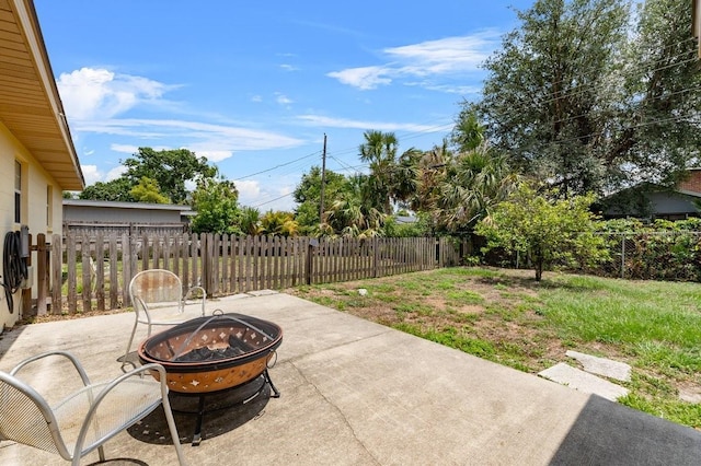 320 Boger Blvd S, Lakeland, FL 33803 - fenced backyard featuring an outdoor fire pit and a patio