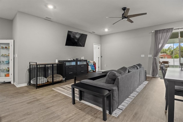 1081 Sandpiper Loop, Winter Haven, FL 33881 - living area featuring a ceiling fan, light wood finished floors, recessed lighting, and baseboards