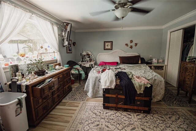 2213 W Pilaklakaha Ave, Auburndale, FL 33823 - bedroom with wood finished floors, crown molding, a closet, and ceiling fan
