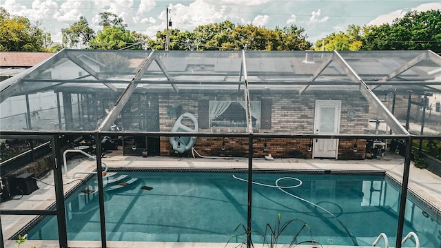 2213 W Pilaklakaha Ave, Auburndale, FL 33823 - community pool with glass enclosure and a patio