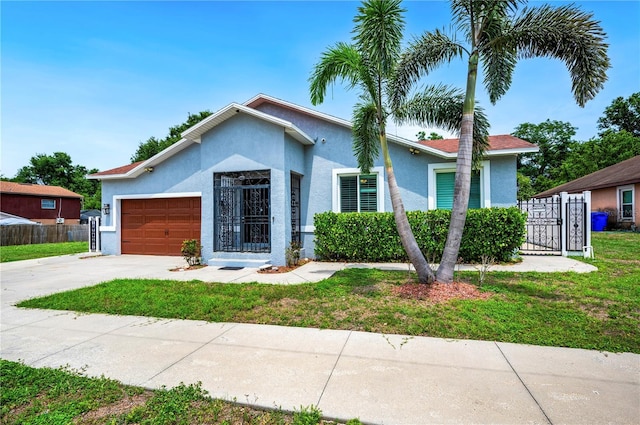 1553 Wright Dr, Lakeland, FL 33805 - single story home featuring stucco siding, an attached garage, and concrete driveway