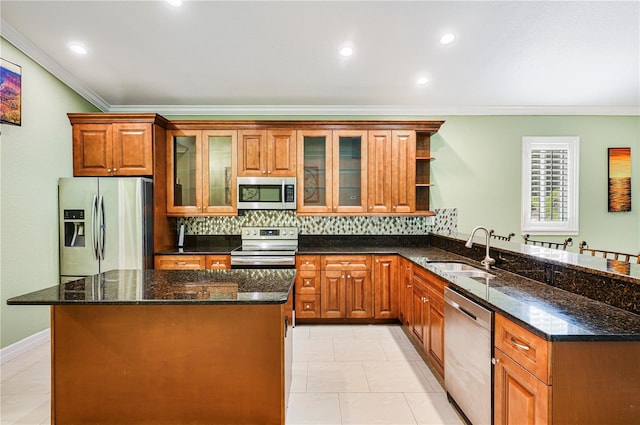 1553 Wright Dr, Lakeland, FL 33805 - kitchen with appliances with stainless steel finishes, a sink, ornamental molding, a peninsula, and a center island