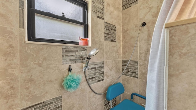 527 Duchess Dr, Lakeland, FL 33803 - bathroom with a tile shower