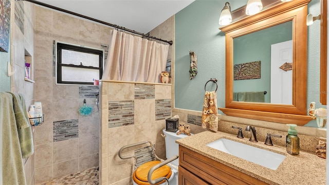 527 Duchess Dr, Lakeland, FL 33803 - bathroom featuring toilet, a tile shower, vanity, and tile walls