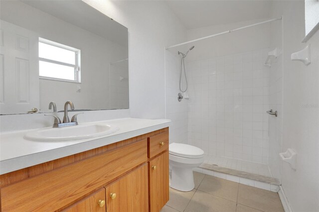 362 Lake Daisy Cir, Winter Haven, FL 33884 - full bathroom featuring vanity, toilet, tiled shower, and tile patterned floors