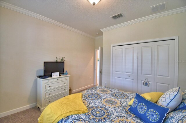 1433 Bunker Dr, Davenport, FL 33896 - carpeted bedroom featuring a closet, baseboards, ornamental molding, and a textured ceiling