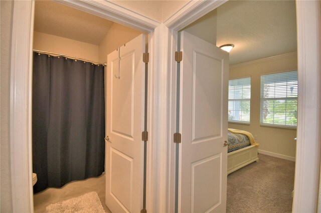 1433 Bunker Dr, Davenport, FL 33896 - full bathroom featuring ornamental molding, toilet, a shower with shower curtain, and baseboards