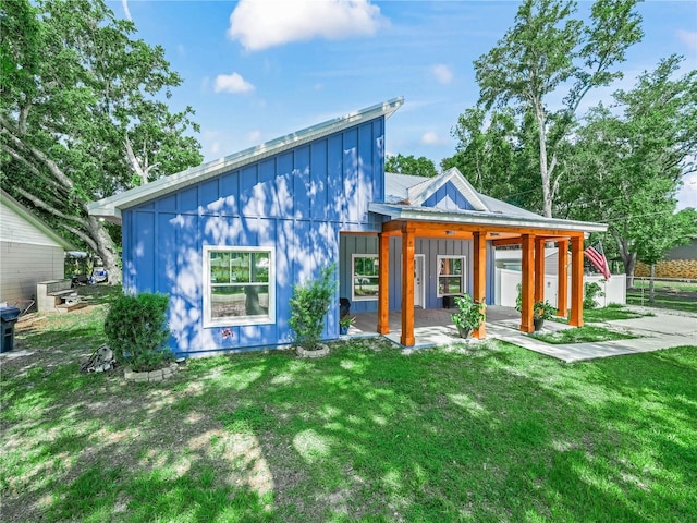 7714 Chase Rd, Lakeland, FL 33810 - view of front of house with board and batten siding and a front lawn