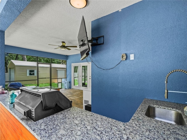 7714 Chase Rd, Lakeland, FL 33810 - bedroom featuring a sink, a textured wall, and a textured ceiling