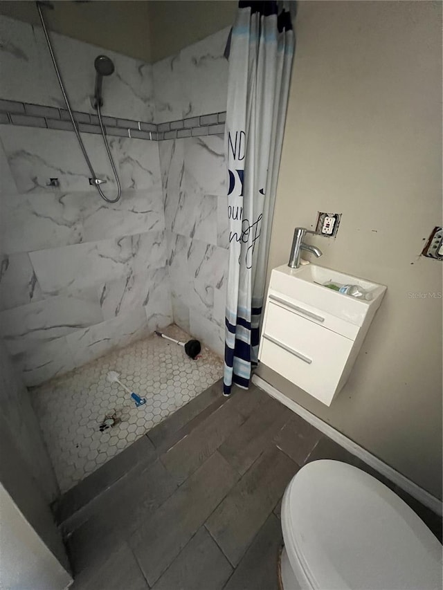 507 Ave H SE, Winter Haven, FL 33880 - full bath with a shower stall, toilet, and vanity