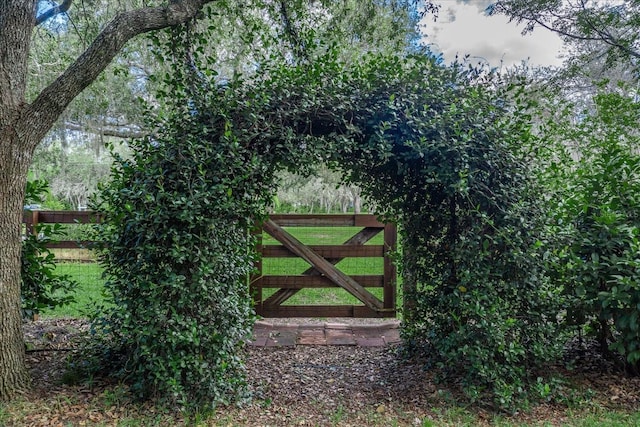1273 Scrub Jay Trl, Frostproof, FL 33843 - view of gate