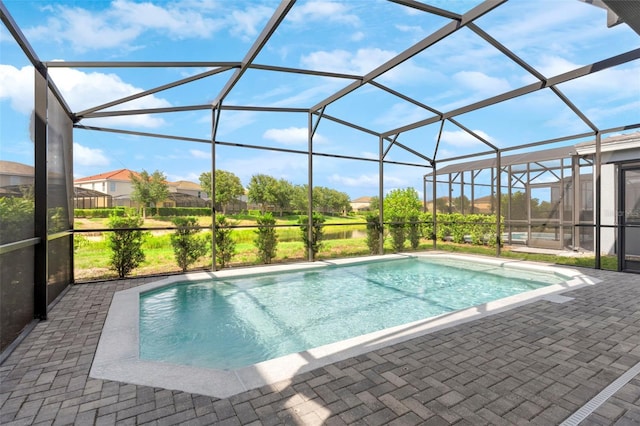 7247 Oakmoss Loop, Davenport, FL 33837 - swimming pool with a patio area and glass enclosure