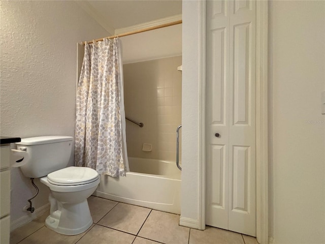 4469 Turnberry Ln, Lake Wales, FL 33859 - full bath featuring a closet, tile patterned floors, shower / bath combination with curtain, a textured wall, and ornamental molding