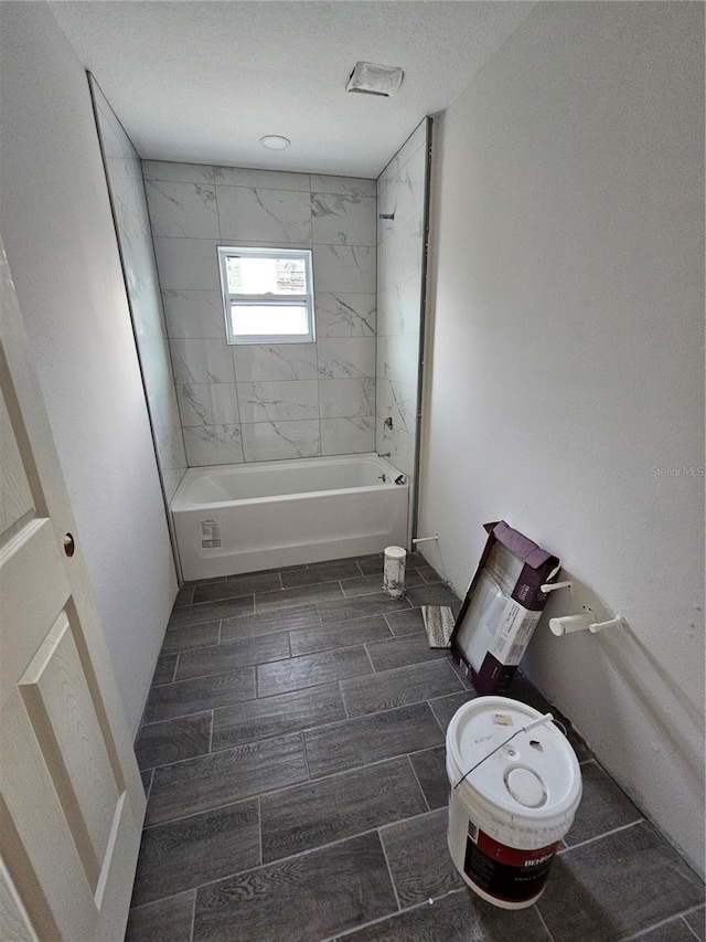 602 Lime Ave, Dundee, FL 33838 - full bath featuring wood tiled floors and toilet