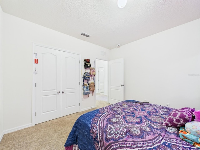 5751 Lakeside Landings Blvd, Winter Haven, FL 33881 - bedroom with carpet, a textured ceiling, and a closet