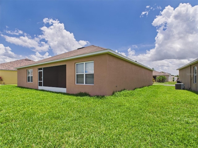 5751 Lakeside Landings Blvd, Winter Haven, FL 33881 - back of house featuring a yard and stucco siding