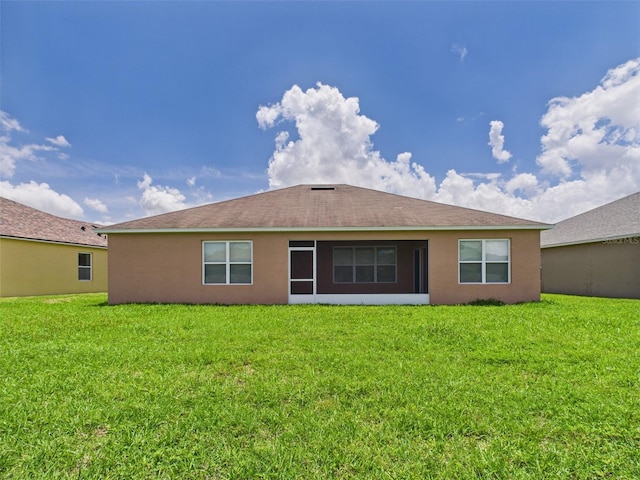 5751 Lakeside Landings Blvd, Winter Haven, FL 33881 - back of property with stucco siding and a yard