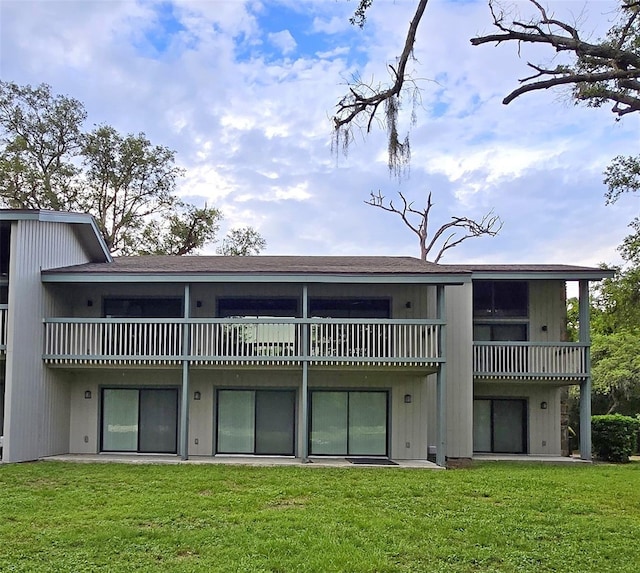 816 Pinewood Ct Unit 3126, Haines City, FL 33844 - rear view of house featuring a lawn