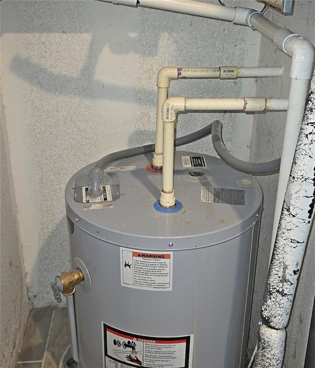 816 Pinewood Ct Unit 3126, Haines City, FL 33844 - utility room with electric water heater
