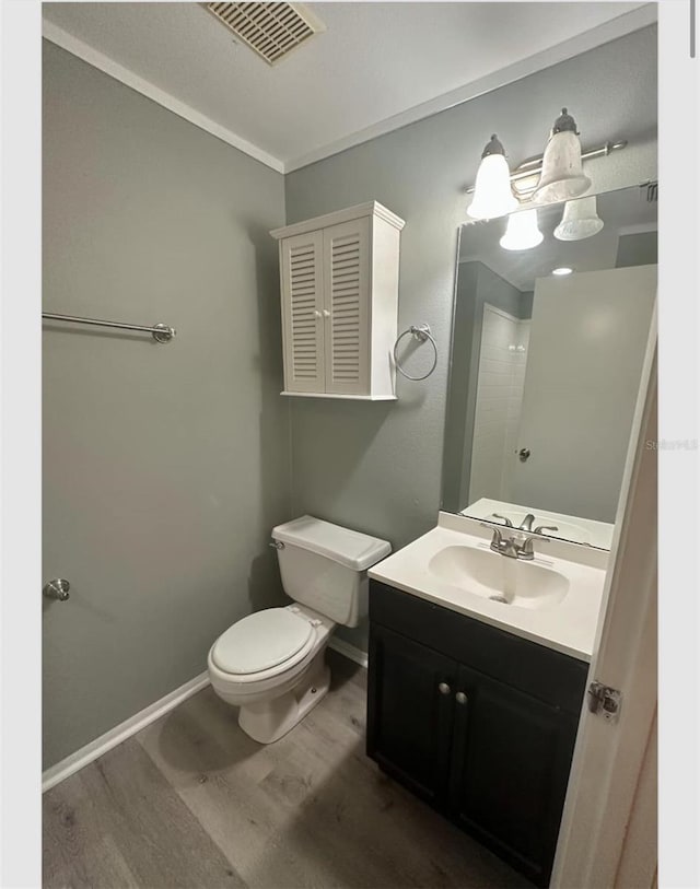 7906 Waterview Way Unit 7906, Winter Haven, FL 33884 - bathroom featuring wood finished floors and vanity