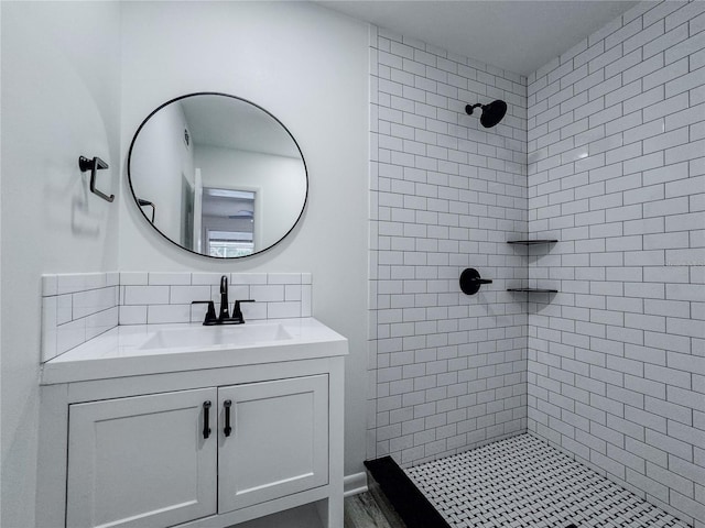 938 Glenwood Ave, Sebring, FL 33870 - full bath with tiled shower, vanity, and decorative backsplash