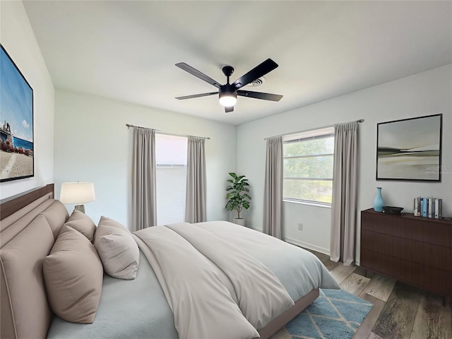 938 Glenwood Ave, Sebring, FL 33870 - bedroom with wood finished floors, multiple windows, and a ceiling fan