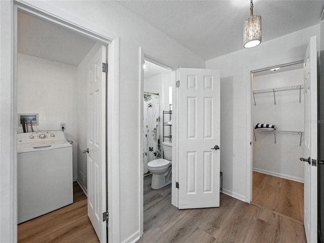 914 Mangham Rd, Babson Park, FL 33827 - full bath with washer / dryer, wood finished floors, a walk in closet, and a shower with shower curtain