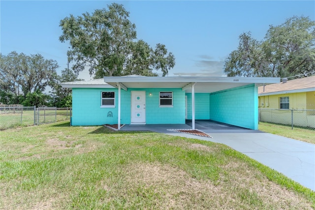 2125 Hillcrest Rd, Auburndale, FL 33823 - ranch-style house featuring concrete block siding, driveway, and a carport