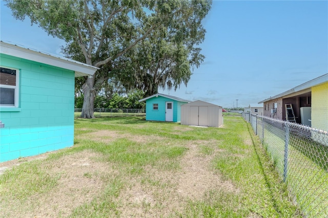 2125 Hillcrest Rd, Auburndale, FL 33823 - fenced backyard featuring a storage unit