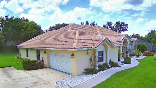 10708 Belo Horizonte Ave, Clermont, FL 34711 - view of front facade featuring stucco siding, a front yard, a tile roof, and driveway
