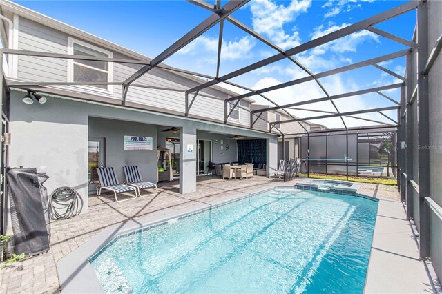 2090 Lelani Cir, Davenport, FL 33897 - view of swimming pool with a ceiling fan, a patio, a pool with connected hot tub, and a lanai