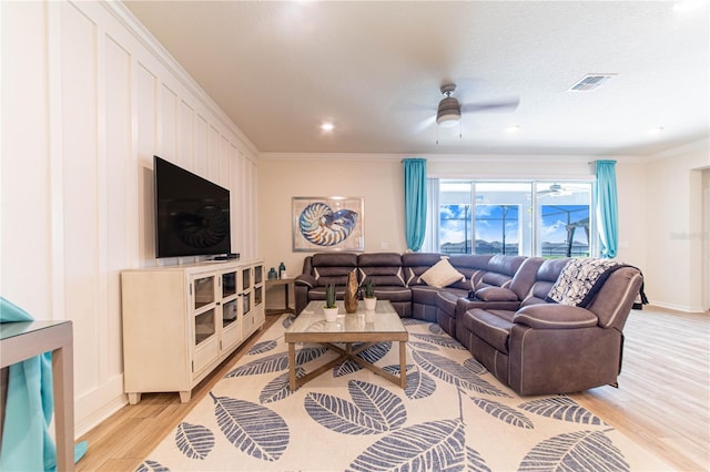 2090 Lelani Cir, Davenport, FL 33897 - living area with crown molding, light wood finished floors, ceiling fan, and recessed lighting