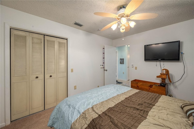 305 Hernando Rd, Winter Haven, FL 33884 - bedroom featuring carpet, a closet, a textured ceiling, and ceiling fan