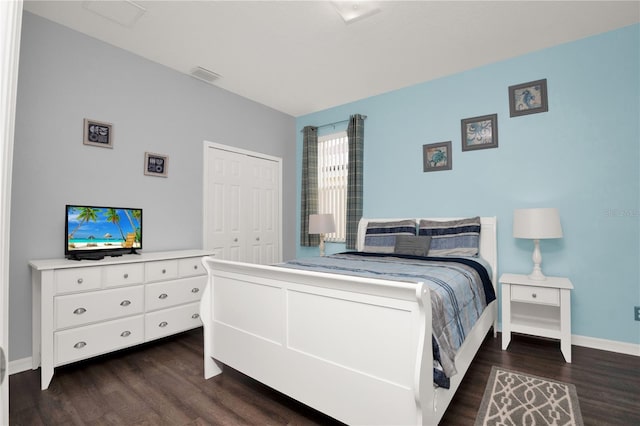 142 Plumoso Loop, Davenport, FL 33897 - bedroom with dark wood-style floors and a closet