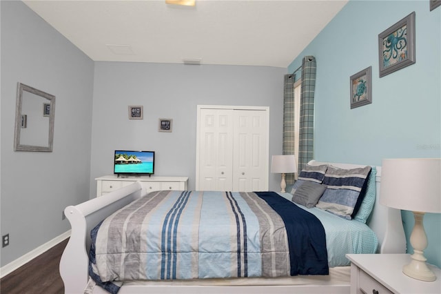 142 Plumoso Loop, Davenport, FL 33897 - bedroom featuring a closet and dark wood finished floors