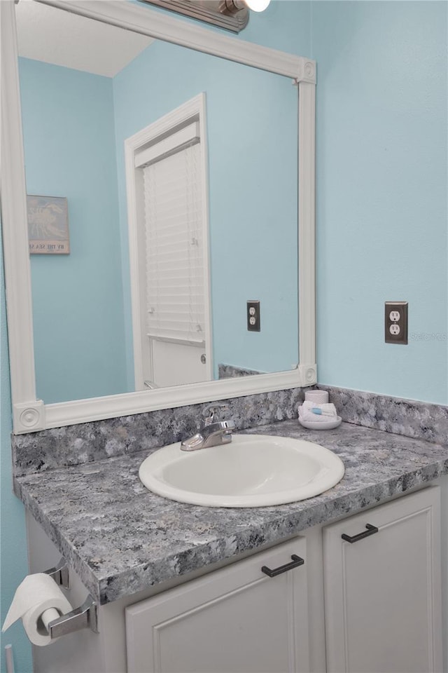 142 Plumoso Loop, Davenport, FL 33897 - bathroom featuring vanity