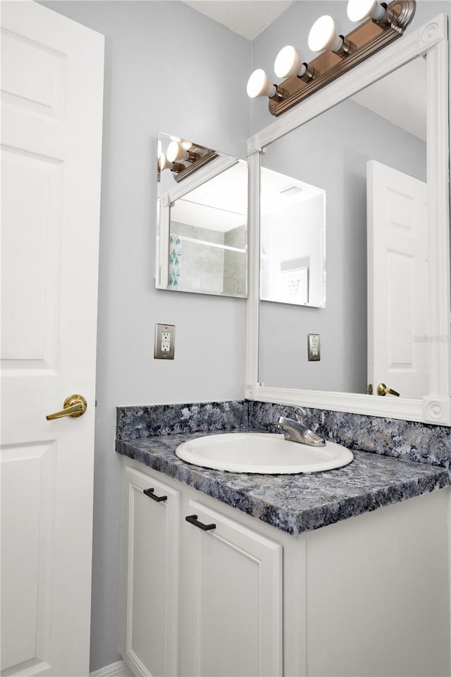 142 Plumoso Loop, Davenport, FL 33897 - bathroom featuring vanity
