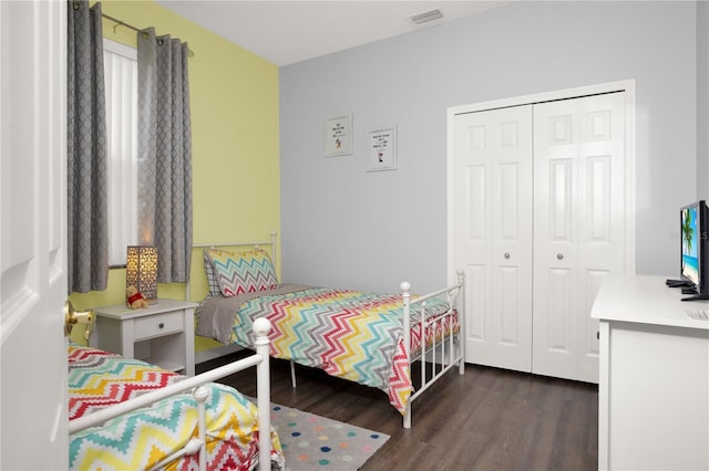 142 Plumoso Loop, Davenport, FL 33897 - bedroom featuring dark wood finished floors and a closet