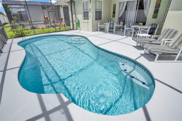142 Plumoso Loop, Davenport, FL 33897 - outdoor pool featuring a patio and glass enclosure