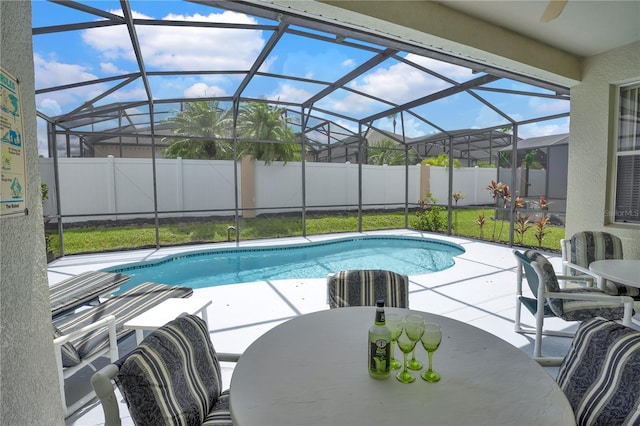 142 Plumoso Loop, Davenport, FL 33897 - view of swimming pool with a patio, a fenced backyard, outdoor dining space, and a lanai