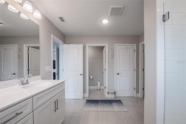 1504 Aspen Ave, Davenport, FL 33837 - bathroom featuring vanity and a textured ceiling