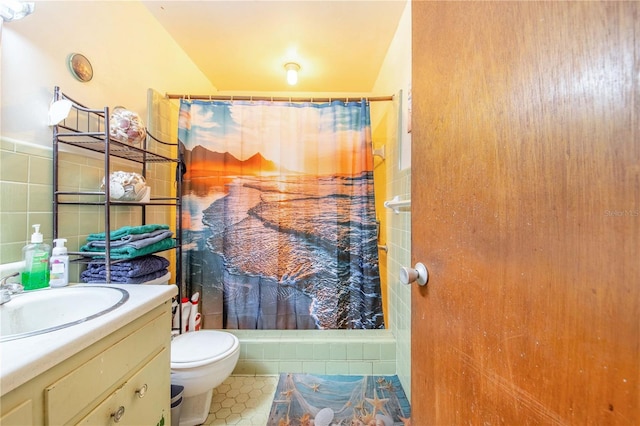 4430 1st St NW, Lakeland, FL 33810 - bathroom featuring vanity, curtained shower, and tile walls