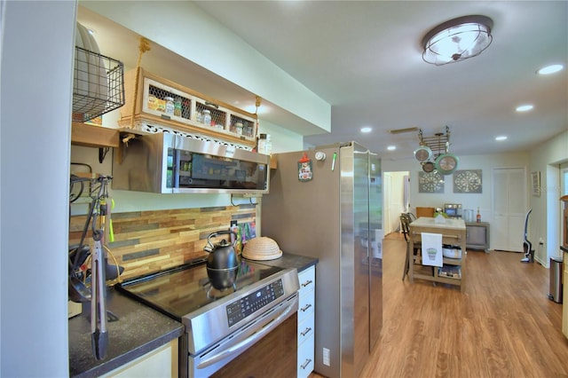 2814 Grapefruit Dr, Auburndale, FL 33823 - kitchen featuring stainless steel appliances, tasteful backsplash, light wood-style flooring, and recessed lighting
