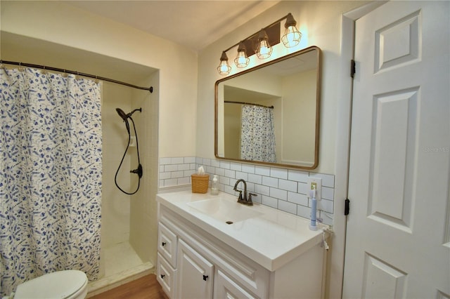 2814 Grapefruit Dr, Auburndale, FL 33823 - full bathroom with vanity, a shower with shower curtain, and decorative backsplash