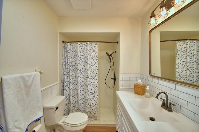 2814 Grapefruit Dr, Auburndale, FL 33823 - bathroom featuring vanity, wainscoting, a shower with shower curtain, and tile walls