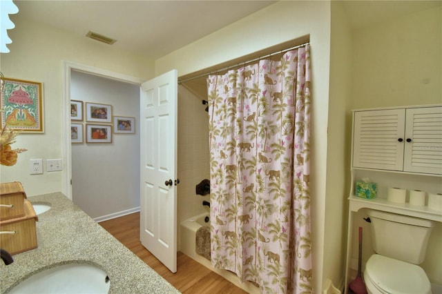 2814 Grapefruit Dr, Auburndale, FL 33823 - bathroom featuring wood finished floors, shower / tub combo with curtain, and double vanity