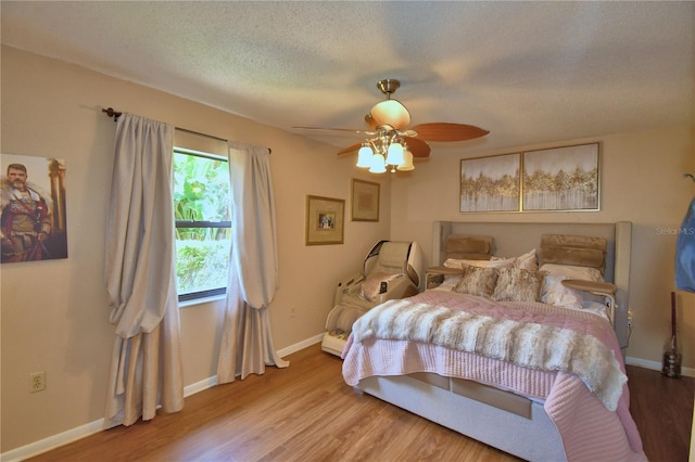 2814 Grapefruit Dr, Auburndale, FL 33823 - bedroom featuring wood finished floors, a textured ceiling, and ceiling fan