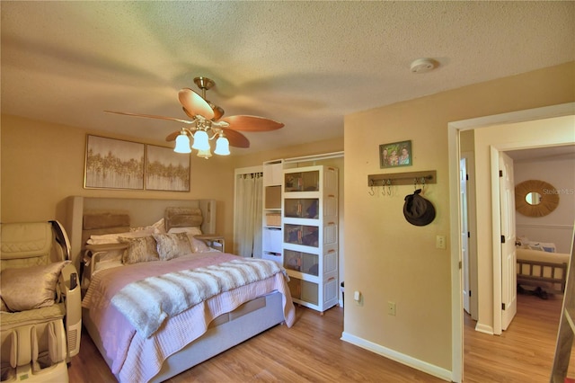 2814 Grapefruit Dr, Auburndale, FL 33823 - bedroom featuring light wood-style flooring, a textured ceiling, and ceiling fan