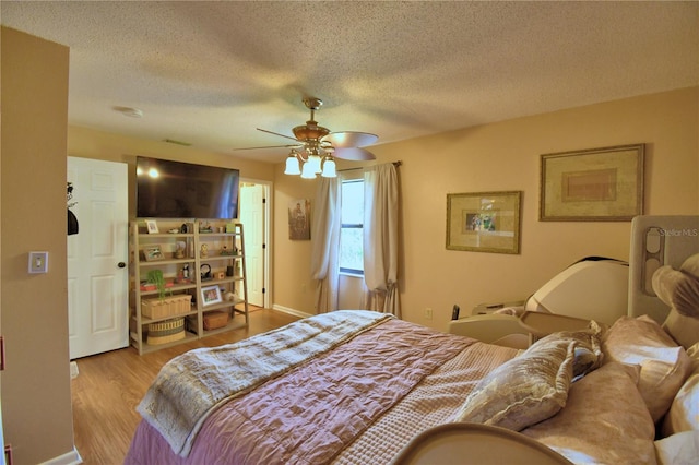 2814 Grapefruit Dr, Auburndale, FL 33823 - bedroom featuring wood finished floors, a textured ceiling, and ceiling fan